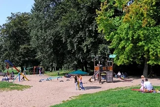 Spiel ohne Ranzen auf der Stadtwaldwiese