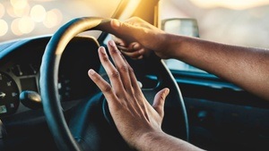 Auftakt mit Autohupen