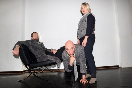 KNECHTE DER KULTURINDUSTRIE