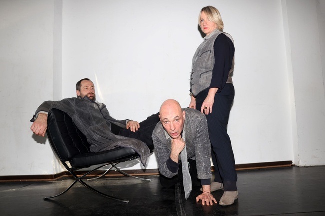 KNECHTE DER KULTURINDUSTRIE