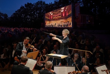 Großes Orchester auf großer Leinwand :Saisoneröffnung des Konzerthaus Berlin  Live gestreamt aus dem Konzerthaus :