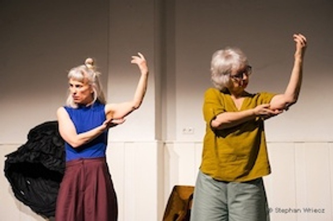 Zwei Frauen falten sich - Bewegt altern