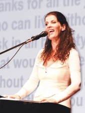 Frau Höpker bittet zum Gesang