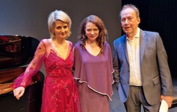 Ulrich Noethen und das Klavierduo Anna & Ines Walachowski