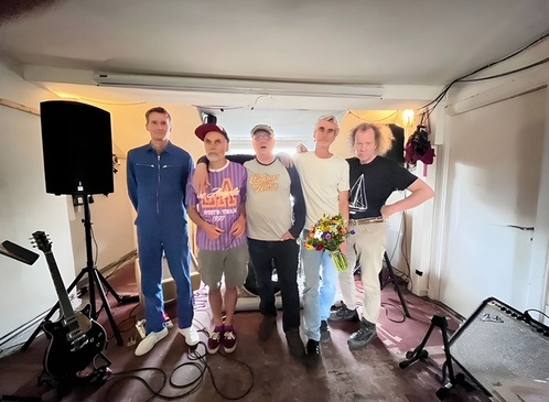 AUSGESTORBEN
Support: DIE JULIAS