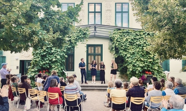 Drei Neuköllner Chöre auf der Gartenterasse von Schloss Britz - Das LaternenQuartett
