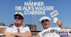 Männer, die aufs Wasser starren