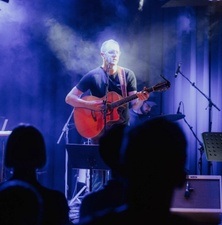 Julius Bachmann – Songs mit Seele und Saitenklang