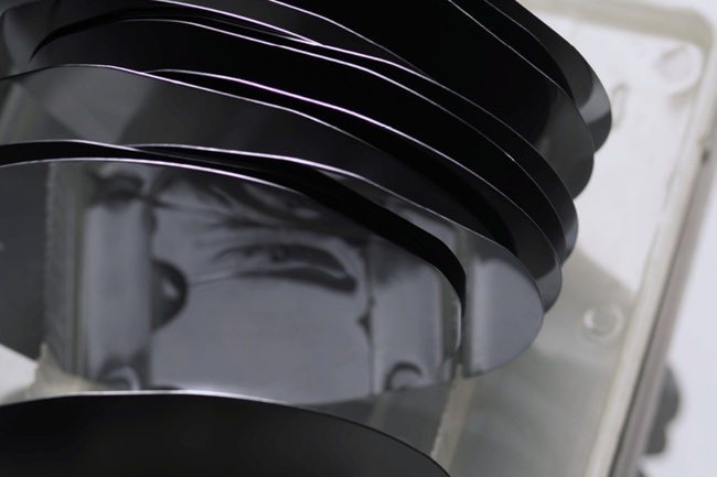 REVERSED DANCES: The Weight of the Smartphone – Dancing Between Capitalism and Intimacy