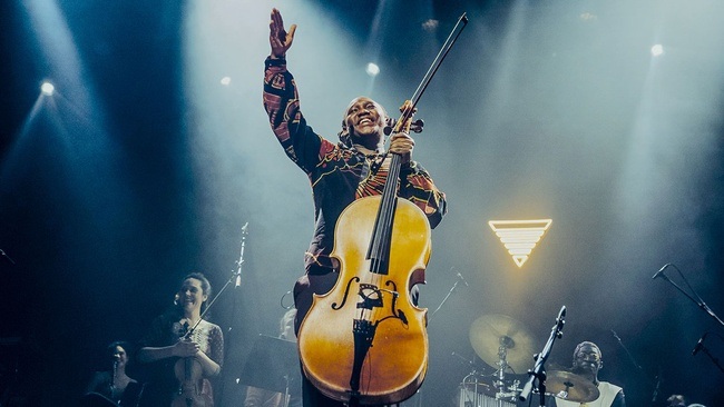Abel Selaocoe & Amsterdam Sinfonietta | Ein Cello sprengt Grenzen: von Debussy und der Musik Südafrikas zu Barock