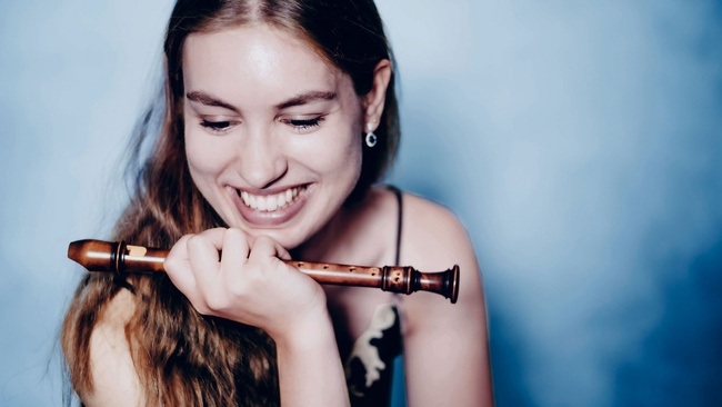 Junge Wilde – Lucie Horsch | Die Blockflötistin mit einem barocken Programm »À la française«