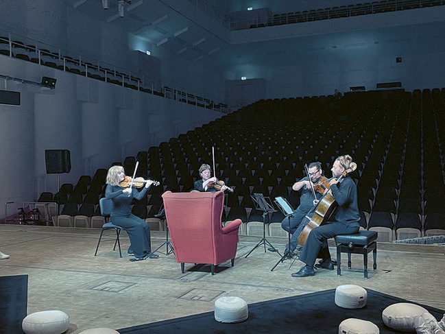 Orchester im Treppenhaus – Notfallkonzerte | Persönliche »Notfälle« des Publikums erfahren musikalische Therapie