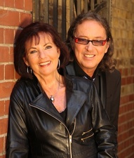 „Jugendliebe und mehr…“  | Lovesongs, Welthits und ein Meer von Liebe