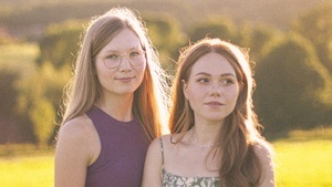 Anna-Karina Barthel & Carlotta Ribbe - Who Am I