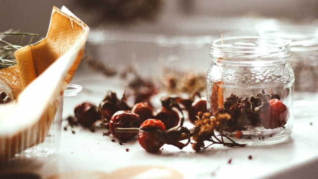 Räucherwerk selber mischen – duftig durchs Jahr