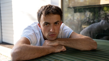 Jakob Gühring spielt „Romy., la mer et la musique“ • Theatraler Chanson-Abend