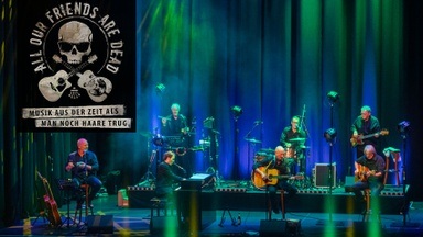 All Our Friends Are Dead - Musik aus der Zeit, als man noch Haare trug – LIVE 2026