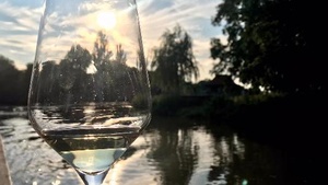 Federweißer & Flammkuchen: Kulinarische Motorbootfahrt durch Leipzigs Septemberlandschaft