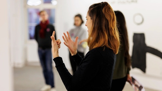Öffentliche Führung mit Deutscher Gebärdensprache (DGS) 'Kyiv Biennial – A Bird That Cannot Land'
