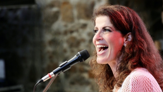 Frau Höpker bittet zum Gesang