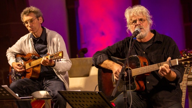 Buchkonzert mit Klaus Adamaschek – „Dein Schatten lässt dich niemals allein“