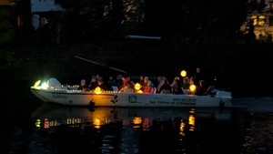 Glühwein-Lichterfahrt auf dem Motorboot in der Abenddämmerung