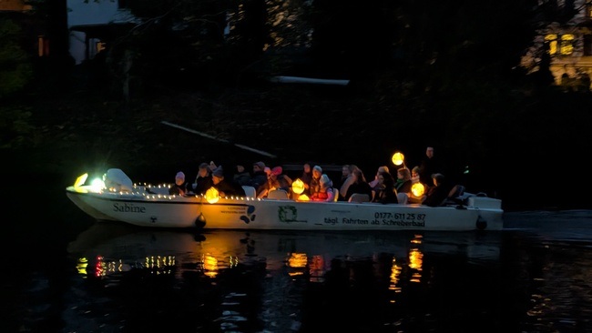 Glühwein-Lichterfahrt auf dem Motorboot in der Abenddämmerung