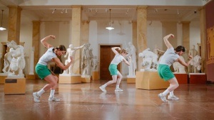 Performance von Nicola Kötterl im Rahmen der Ausstellung "TAKING SPACE IS A FEMINIST ACT"