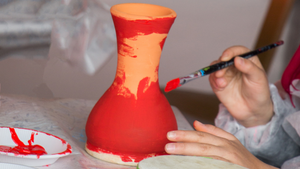 Oberflächengestaltung: Malen und Drucken auf Ton