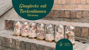 Glasglocke mit Trockenblumen