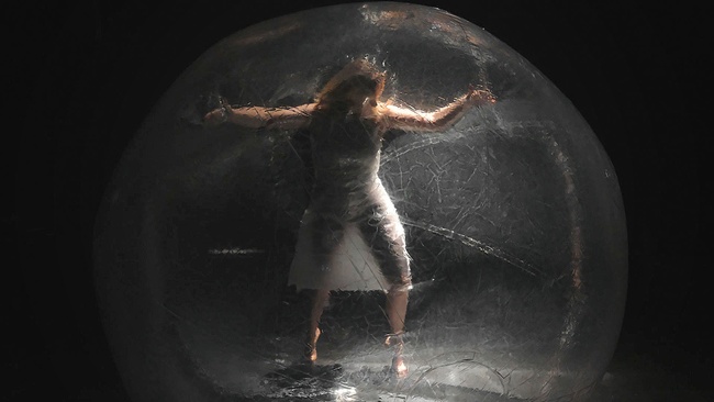 Couldn't care less – Eine Tanz- und Objekttheater-Performance