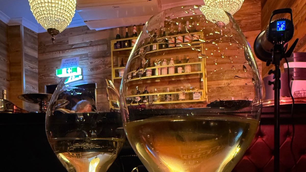 Live Musik von JuBo & Korkenzieher - Tolle Klassiker von unserem Trio - leckere Snacks und Drinks in entspannter Atmosphäre :)