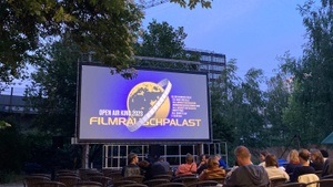 Open-Air-Kino: UMSONST & DRAUßEN Überraschungsfilm in der KULTURFABRIK MOABIT