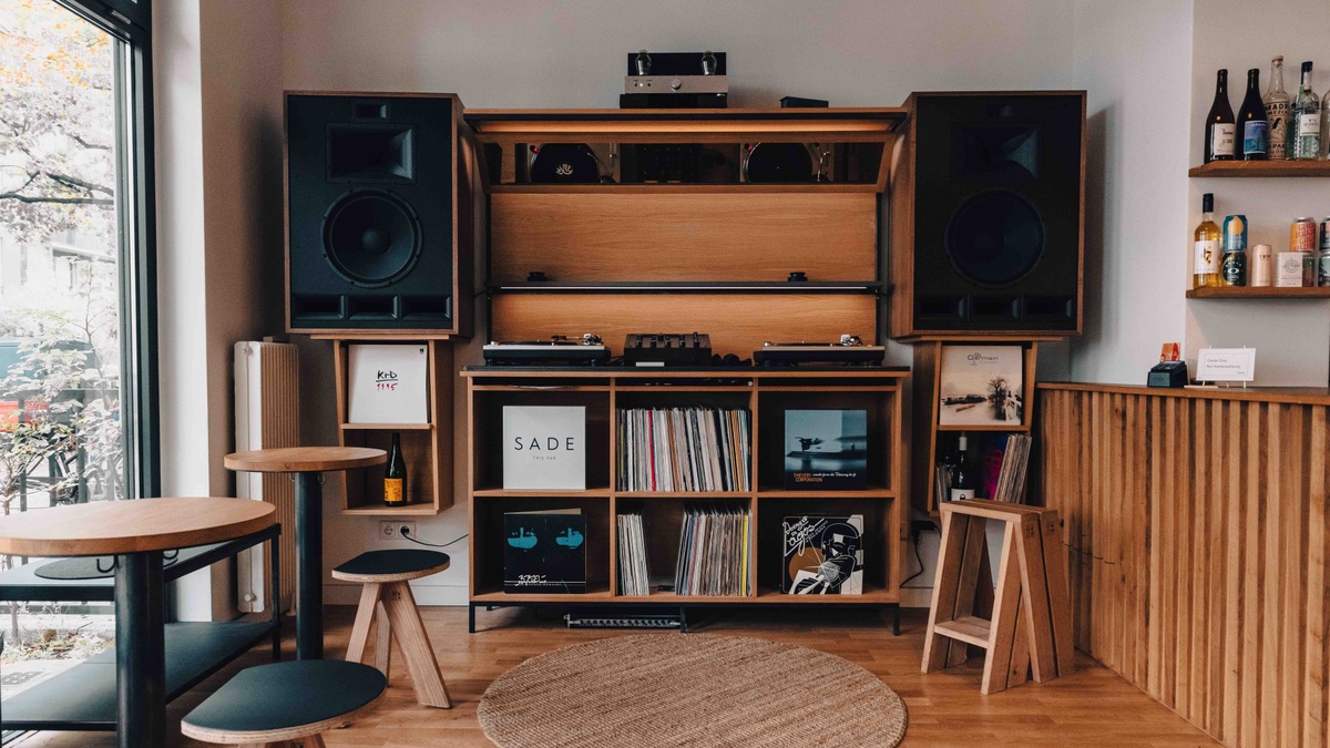 Unkompress Listening Bar