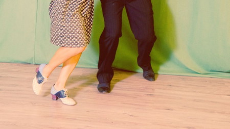 Swing tanzen vor der scheune