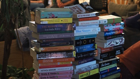 Silent Book Club-Treffen im B-Side Café