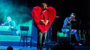 Songs für Joy (Deutschland 2025, 105 Minuten): Ein Film der Jacques Palminger (Studio Braun, Fraktus) und Carsten Meyer (aka Erobique) bei ihrem Musik-Theater-Projekt begleitet