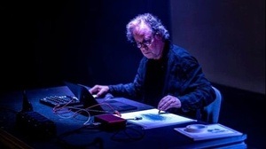 Berlin-Karussell: Anton Lukoszevieze performt Solo for Balloons (1962) von George Mačiunas