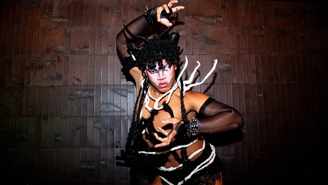 Holey Father präsentiert: On Our Wavelength