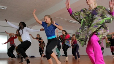 West - Afrikanischer Tanz Workshop mit LIVE - Djembe und Sabar Trommel Musik