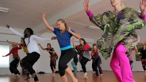 West - Afrikanischer Tanz Workshop mit LIVE - Djembe und Sabar Trommel Musik