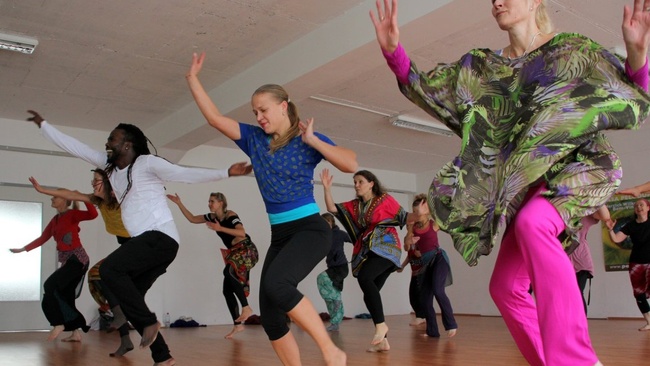 West - Afrikanischer Tanz Workshop mit LIVE - Djembe und Sabar Trommel Musik