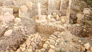 Dienstags im Foyer: Spurensuche – ein Abend zwischen Stein, Mythos und Klang