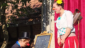 Geschichten unterm Lesebaum mit dem Theater im Palais - Clown Fritzi und Clown Heini gehen auf die ega