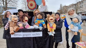 Politisches Puppentheater - Omas gegen Rechts im Gespräch