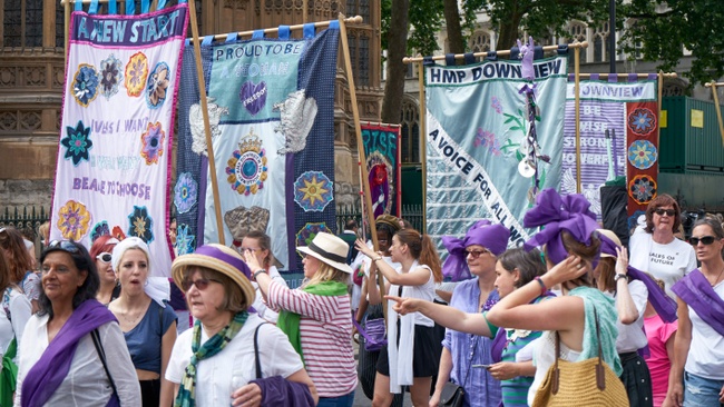 KURATORENFÜHRUNG DURCH DIE AUSSTELLUNG „BOTENSTOFFE“