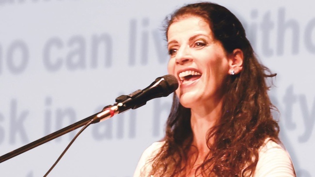 FRAU HÖPKER BITTET ZUM GESANG - Das Mitsingkonzert