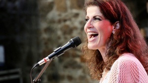 Frau Höpker bittet zum Gesang