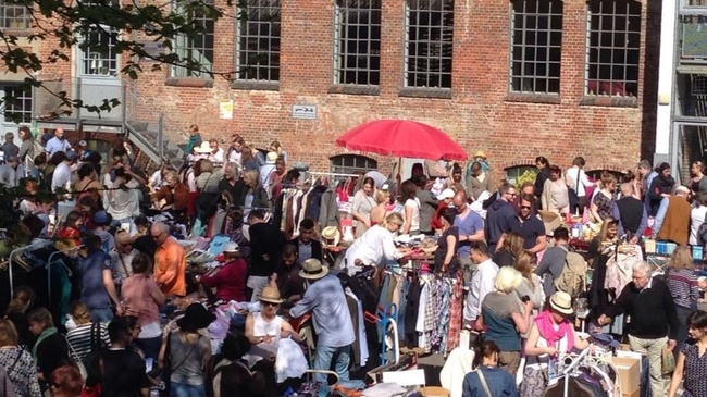 Flohmarkt auf dem Hof