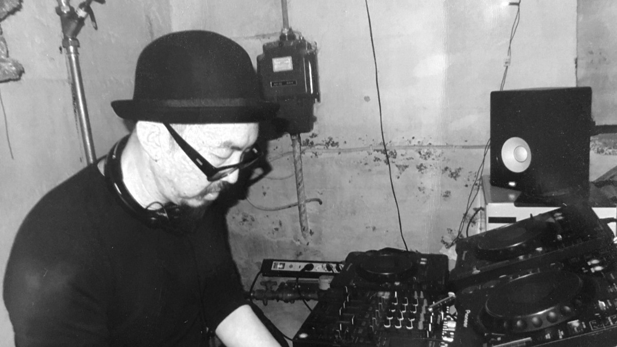 Titelbild der Veranstaltung Happy Hour mit DJ ls_O_ng